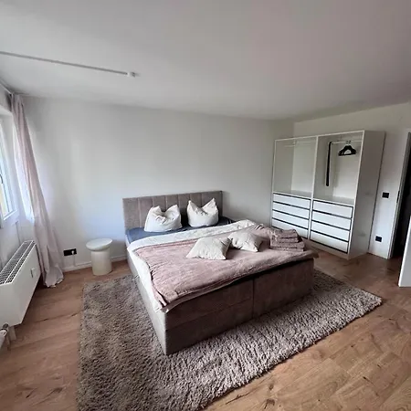 Modernes City-studio Mit Balkon & Ausstattung